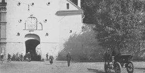 Widok Ostrej Bramy w Wilnie od strony ulicy Bazyliańskiej.