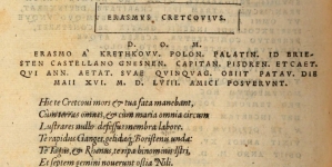 Oryginalny łaciński tekst epitafium Erazma Kretkowskiego towarzyszącego jego popiersiu w kościele Św. Antoniego w Padwie, pióra Jana Kochanowskiego.