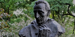 Pomnik księcia kardynała Adama Stefana Sapiehy w parku Jordana w Krakowie.