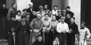 Narciarze kadry olimpijskiej przed wyruszeniem na trening w 1937 roku.