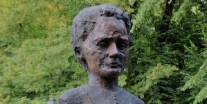 Pomnik Marii Skłodowskiej Curie w parku Jordana w Krakowie.