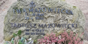 Grób Ewy i Tadeusza Mazowieckich na cmentarzu zakładu dla ociemniałych w Laskach pod Warszawą.