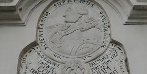 Portret Stanisława II Augusta nad bramą dawnego alumnatu w Trzemesznie.