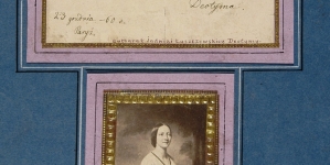 Portret Jadwigi Łuszczewskiej  naklejona na podkładkę wspólnie z autografem Deotymy.