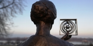 Pomnik Marii Skłodowskiej-Curie na warszawskim Nowym Mieście.