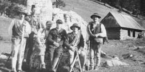 Grupa ratowników Tatrzańskiego Ochotniczego Pogotowia Ratunkowego podczas akcji ratunkowej w Tatrach w 1931 roku.