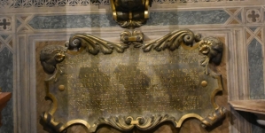Epitafium Erazma Kretkowskiego w Padwie, pod popiersiem widoczny tekst łacińskiego epitafium pióra Jana Kochanowskiego.