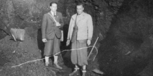 Geolodzy Tadeusz Bocheński i Henryk Świdziński w nierozpoznanym wyrobisku.