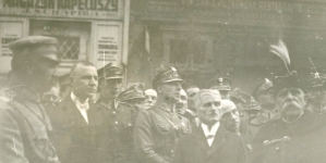 Uroczystość odsłonięcia na lwowskim ratuszu godła państwowego ufundowanego przez władze miejskie 25.09.1921 r.