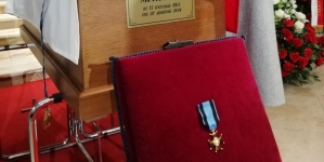 Poduszka ze złotym krzyżem Orderu Virtuti Militari przed trumną Maurycego Mochnackiego.