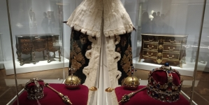 Płaszcz i insygnia koronacyjne króla Augusta III Wettyna i Marii Józefy.