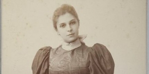 Portret Wandy Siemaszkowej (1867-1947), aktorki (ujęcie całej postaci en face).