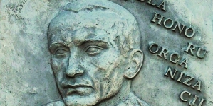 Tablica poświęcona Sergiuszowi Piaseckiemu na kościele w Lachowiczach na Białorusi.