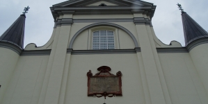 Fasada kościoła Wniebowzięcia Najświętszej Marii Panny w Węgrowie z tablicą fundacyjną.
