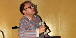 Maciej Damięcki w trakcie realizacji serialu "Dom" w 1996 roku.