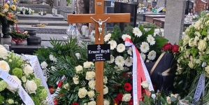 Grób Ernesta Brylla na cmentarzu przy Wałbrzyskiej w Warszawie w dniu pogrzebu 25 marca 2024 roku.