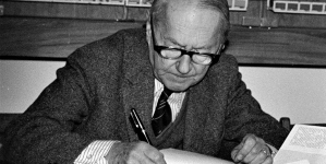 Pisarz Andrzej Kuśniewicz podpisuje książki, 13.01 1980 r. .