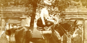 Julia Puszetowa podczas jazdy na koniu.