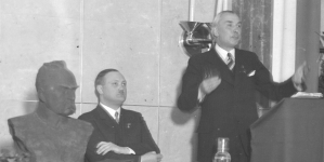 Senator Alojzy Pawelec wygłasza przemówienie na zjeździe działaczy wiejskich Obozu Zjednoczenia Narodowego w Katowicach 10.04.1939 r.