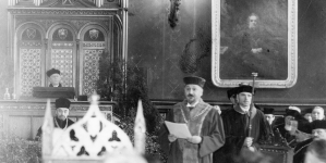 Uroczystość wręczenia Uniwersytetowi Jagiellońskiemu w Krakowie medalu pamiątkowego Uniwersytetu Karola w Pradze w styczniu 1934 roku.