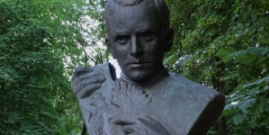 Pomnik księdza Władysława Gurgacza w parku Jordana w Krakowie.