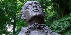 Popiersie św. Maksymiliana Kolbe w Parku Jordana w Krakowie.