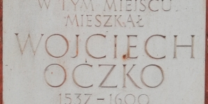 Tablica na kamienicy przy ul. Piwnej na warszawskim Starym Mieście, w miejscu gdzie mieszkał Wojciech Oczko.