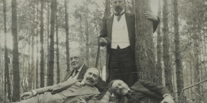 Józef Kotarbiński i Jan Lorentowicz z przyjaciółmi w lesie.