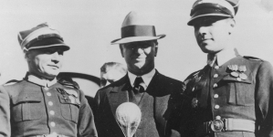 Uroczystość wręczenia pucharu Gordona Bennetta zwycięzcom zawodów balonowych porucznikowi Zbigniewowi Burzyńskiemu i kapitanowi Franciszkowi Hynkowi w Chicago, październik 1933 r.