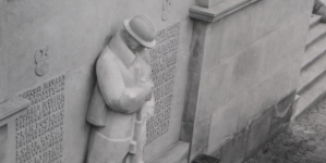 Pomnik Francuzów poległych za Polskę na cmentarzu Obrońców Lwowa, zaprojektowany przez Józefa Różyckiego.
