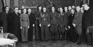 Uroczystość wręczenia medali pamiątkowych uczestnikom zawodów balonowych z okazji zdobycia dla Polski pucharu Gordona Bennetta w Warszawie w styczniu 1936 r.