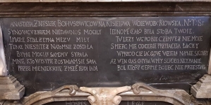 Dolna część nagrobka Adama Kisiela w cerkwi w Niskieniczach.