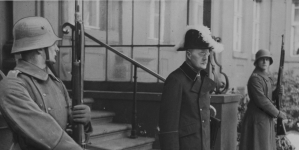 Poseł nadzwyczajny i minister pełnomocny Polski w Niemczech Alfred Wysocki opuszcza siedzibę prezydenta Niemiec (Kancelarię Rzeszy) po złożeniu listów uwierzytelniających 12.02.1931 r.