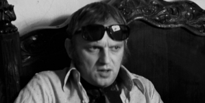 Jerzy Gruza w trakcie realizacji filmu "Dzięcioł" w 1970 r.