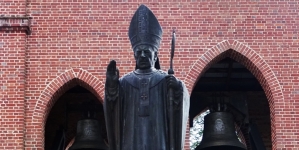 Pomnik prymasa Stefana Wyszyńskiego przy kościele parafii pw. Przemienienia Pańskiego w Zuzeli.