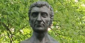 Popiersie Samuela Bogumiła Linde na jego grobie na cmentarzu ewangelicko-augsburskim w Warszawie.