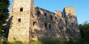 Zamek w Drzewicy wzniesiony przez Prymasa Macieja Drzewickiego.