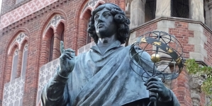 Pomnik Mikołaja Kopernika na Rynku Staromiejskim w Toruniu.