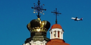 Hełm w kształcie mitry wielkoksiążęcej wieńczący latarnię na monumentalnej kopule kościoła św. Kazimierza w Wilnie.