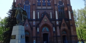 Pomnik księdza Ignacego Skorupki na placu Weteranów 1863 roku przed katedrą św. Floriana na Starej Pradze w Warszawie.