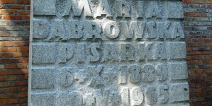 Nagrobek Marii Dąbrowskiej w Alei Zasłużonych na cmentarzu Powązkowskim w Warszawie.