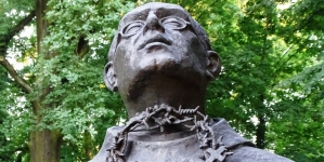 Popiersie św. Maksymiliana Kolbe w Parku Jordana w Krakowie.
