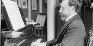 Zygmunt Stojanowski w 1916 roku przy swoim pianinie.
