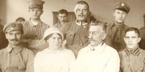 Maksymilian Leon Cercha z żoną wśród żołnierzy.