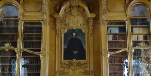 Fragment biblioteki pałacu w Rogalinie z kominkiem i portretem Rogera Raczyńskiego.