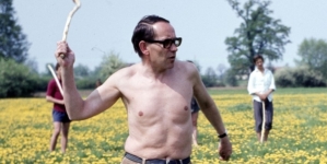 Tadeusz Konwicki podczas realizacji filmu "Jak daleko stąd, jak blisko" z 1972 roku.