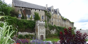 Średniowieczny zamek w Montrésor, kupiony i wyremontowany przez Ksawerego Branickiego.