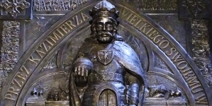 Tablica w katedrze w Poznaniu z wizerunkiem Bolesława Chrobrego i  jego nagrobka ufundowanego pierwszemu królowi Polski przez Kazimierza Wielkiego w XIV wieku.