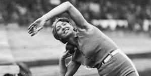 Halina Konopacka podczas pchnięcia kulą  na międzynarodowych zawodach  lekkoatletycznych na Stadionie Wojska Polskiego w Warszawie we wrześniu 1930 r.