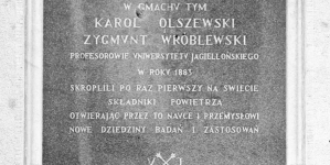 Tablica wmurowana w ścianę budynku uniwersyteckiego przy ulicy św. Anny na pamiątkę skroplenia powietrza poraz pierwszy na świecie w 1883 r. przez profesorów Karola Olszewskiego i Zygmunta Wróblewskiego.